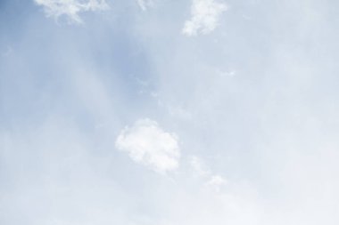 Açık bir günde bir arka plan olarak mavi gökyüzü.