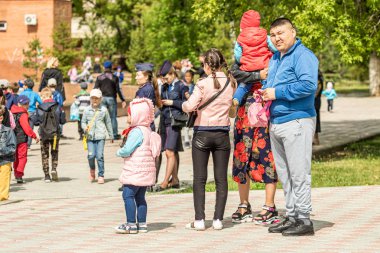 Petropavlovsk, Kazakistan-1 Haziran 2019: Uluslararası Çocuk günü. Şehir sokaklarında okul öğrencileri geçit töreni. Ulusal tatil kıyafetlerinin içinde çocuklar ve ebeveynler. Dans tatil şarkıları.