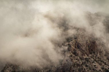 Dağlar uçurumlar sis bulutlar doğa yaz.