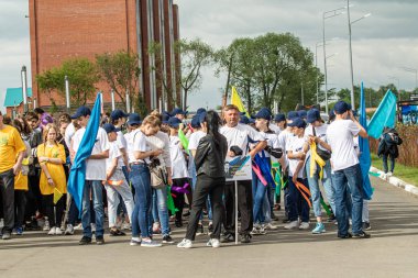 Petropavlovsk, Kazakistan-1 Haziran 2019: Uluslararası Çocuk günü. Şehir sokaklarında okul öğrencileri geçit töreni. Ulusal tatil kıyafetlerinin içinde çocuklar ve ebeveynler. Dans tatil şarkıları.