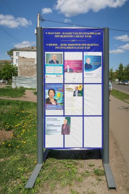 Petropavlovsk, Kazakistan - 24 Mayıs 2019: 9 Temmuz 2019'da Kazakistan'da cumhurbaşkanlığı seçimleri. Cumhurbaşkanlığı seçim programı için adayların posterleri. Duvar şehrin sokağında duruyor..