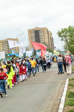 Petropavlovsk, Kazakistan-1 Haziran 2019: Uluslararası Çocuk günü. Şehir sokaklarında okul öğrencileri geçit töreni. Ulusal tatil kıyafetlerinin içinde çocuklar ve ebeveynler. Dans tatil şarkıları.
