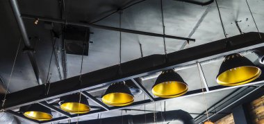 Tavanda eski lambalar avizeler üretimi.