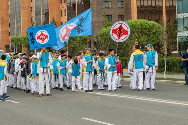 Petropavlovsk, Kazakistan-1 Haziran 2019: Uluslararası Çocuk günü. Şehir sokaklarında okul öğrencileri geçit töreni. Ulusal tatil kıyafetlerinin içinde çocuklar ve ebeveynler. Dans tatil şarkıları.
