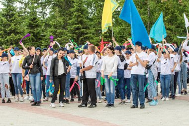 Petropavlovsk, Kazakistan-1 Haziran 2019: Uluslararası Çocuk günü. Şehir sokaklarında okul öğrencileri geçit töreni. Ulusal tatil kıyafetlerinin içinde çocuklar ve ebeveynler. Dans tatil şarkıları.