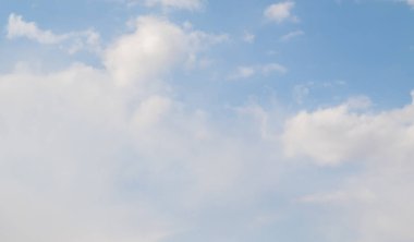 Mavi gökyüzüne karşı beyaz bulutlar, manzara gün gökyüzü.