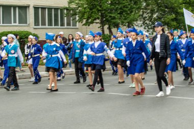 Petropavlovsk, Kazakistan-1 Haziran 2019: Uluslararası Çocuk günü. Şehir sokaklarında okul öğrencileri geçit töreni. Ulusal tatil kıyafetlerinin içinde çocuklar ve ebeveynler. Dans tatil şarkıları.