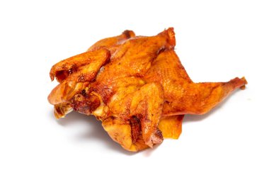 Beyaz arka planda izole füme tavuk ızgarası.