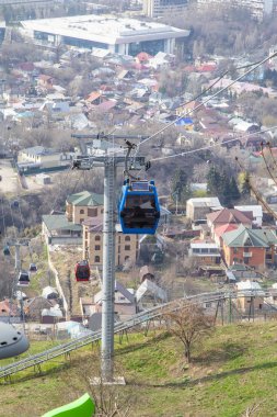 Almatı, Kazakistan - 29, 2019: Kok Tobe tepe ve teleferik kabin Almatı şehir görünümü, Almatı dönüm noktası 