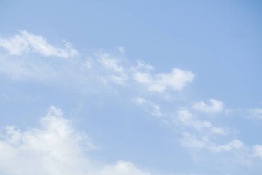 Açık bir günde bir arka plan olarak mavi gökyüzü.