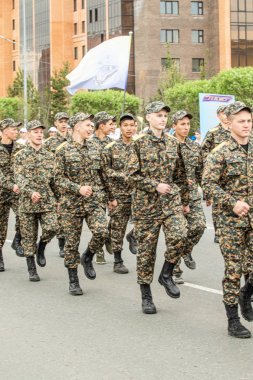 Petropavlovsk, Kazakistan-1 Haziran 2019: Uluslararası Çocuk günü. Şehir sokaklarında okul öğrencileri geçit töreni. Ulusal tatil kıyafetlerinin içinde çocuklar ve ebeveynler. Dans tatil şarkıları.