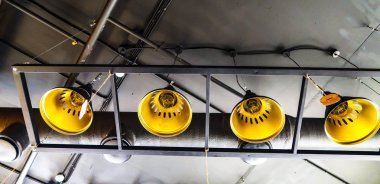 Tavanda eski lambalar avizeler üretimi.