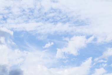 Mavi gökyüzünde beyaz bulutlar. Bulutlar su buharı atmosferi yoğuşması askıya alınır.