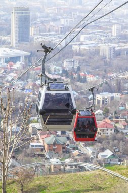 Almatı, Kazakistan - 29, 2019: Kok Tobe tepe ve teleferik kabin Almatı şehir görünümü, Almatı dönüm noktası 
