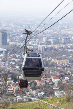 Almatı, Kazakistan - 29, 2019: Kok Tobe tepe ve teleferik kabin Almatı şehir görünümü, Almatı dönüm noktası 