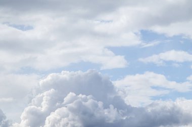 Mavi gökyüzünde beyaz bulutlar. Bulutlar su buharı atmosferi yoğuşması askıya alınır.