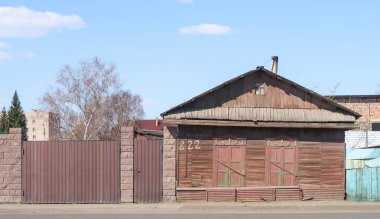 Petropavlovsk, Kazakistan - 2 Mayıs 2019: Mavi gökyüzüne çitle çevrili ev, bahar manzarası.
