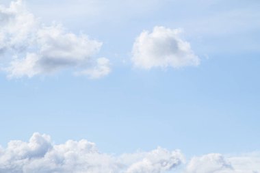 Mavi gökyüzünde beyaz bulutlar. Bulutlar su buharı atmosferi yoğuşması askıya alınır.
