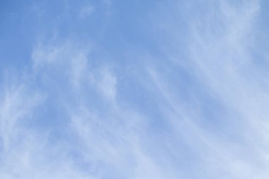 Açık bir günde bir arka plan olarak mavi gökyüzü.