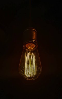 Tavanda eski lambalar avizeler üretimi.