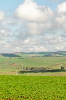 Manzara yeşil alan tepeler bulutlar ile gökyüzü