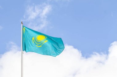 Kazakistan Cumhuriyeti bayrağı mavi gökyüzüne karşı, Rüzgar.