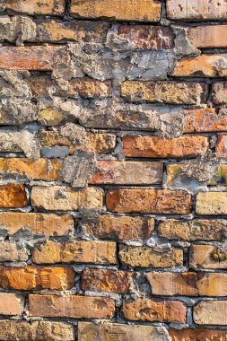 Kaba beton ile eski tuğla duvar.