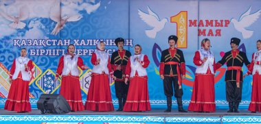 Petropavlovsk, Kazakistan-1 Mayıs 2019: Kazakistan halklarının Ulusal kostümleri şarkıları ve dansları. 1 Mayıs Kazakistan Insanlar Birliği günü.