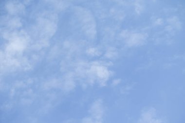 Açık bir günde bir arka plan olarak mavi gökyüzü.