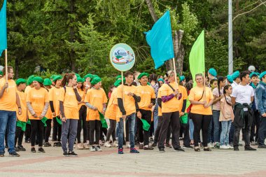 Petropavlovsk, Kazakistan-1 Haziran 2019: Uluslararası Çocuk günü. Şehir sokaklarında okul öğrencileri geçit töreni. Ulusal tatil kıyafetlerinin içinde çocuklar ve ebeveynler. Dans tatil şarkıları.