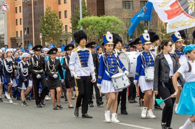 Petropavlovsk, Kazakistan-1 Haziran 2019: Uluslararası Çocuk günü. Şehir sokaklarında okul öğrencileri geçit töreni. Ulusal tatil kıyafetlerinin içinde çocuklar ve ebeveynler. Dans tatil şarkıları.