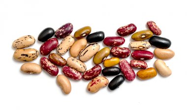 Beyaz arkaplanda izole edilmiş fasulye.