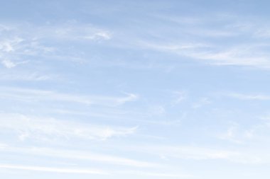 Beyaz bulutlar ile gündüz mavi gökyüzü. Gökyüzü arka plan