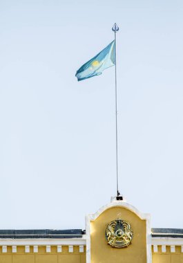 Kazakistan bayrağı mavi gökyüzü.