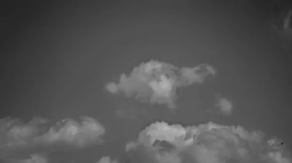 Awan Putih Langit Yang Gelap Monokrom — Stok Foto