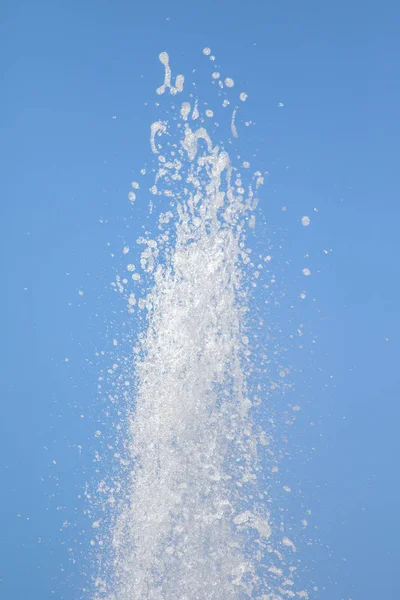 Gischt Von Wasserfontänen Gegen Den Blauen Himmel Wasserspritzer Sind Unscharf — Stockfoto