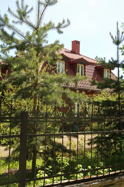 Maison Brique Derrière Une Clôture Métallique Parc Arboré Vert Printemps — Photo