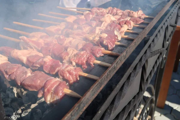 Espetos Carne Espetos São Cozidos Carvão Vegetal — Fotografia de Stock