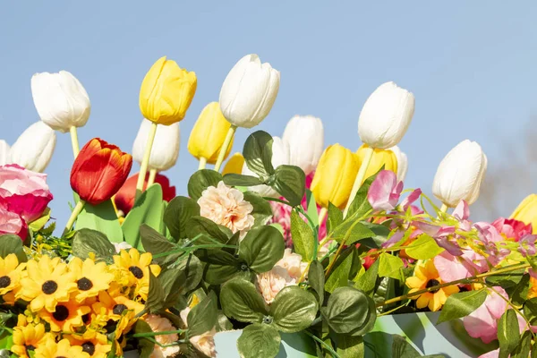 Fiori Artificiali Contro Cielo Blu — Foto Stock