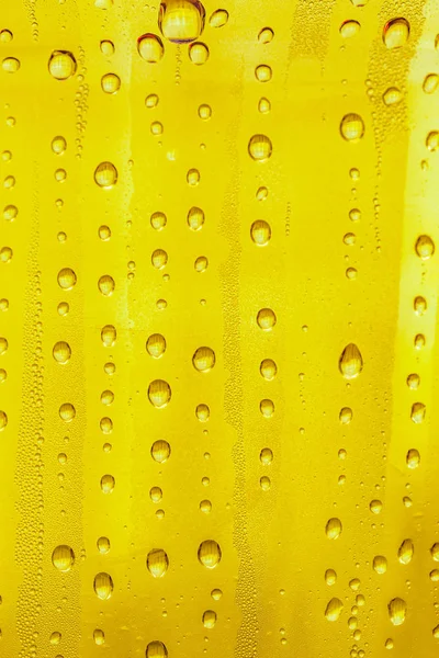 Druppels Water Het Glas Gele Achtergrond Bier Misted Achtergrond — Stockfoto
