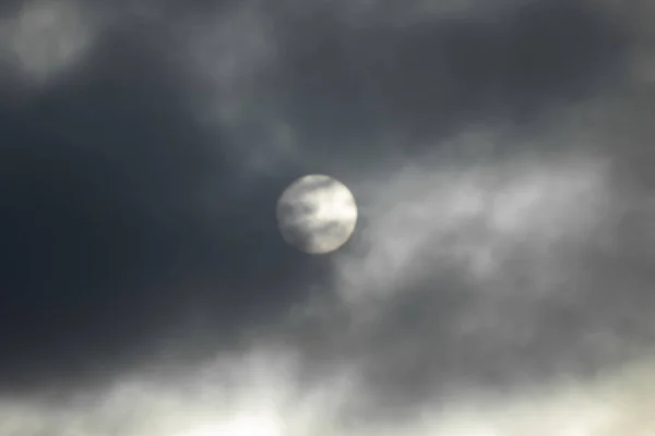 Soleil Est Couvert Nuages Sombres Soleil Déconcentre Dans Les Nuages — Photo