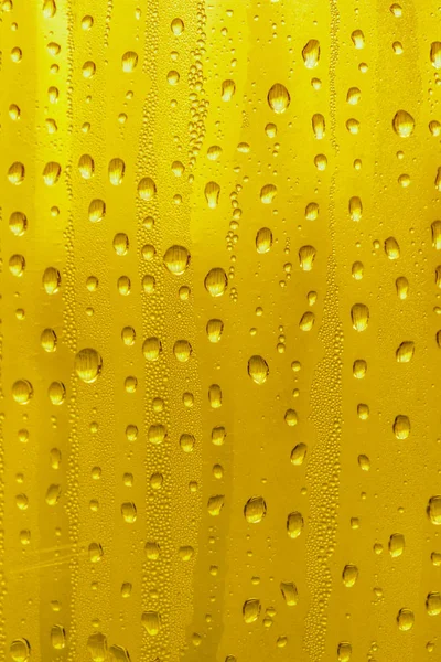 Gotas Agua Vaso Cerveza Fondo Amarillo Fondo Nebuloso —  Fotos de Stock