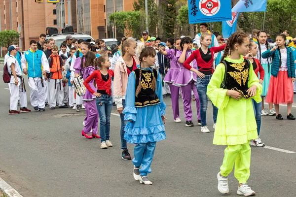 哈萨克斯坦彼得罗巴甫洛夫斯克 2019年6月1日 国际儿童节 学生们的游行队伍穿过城市的街道 孩子和父母穿着国定假日的衣服 跳舞的节日歌曲 — 图库照片