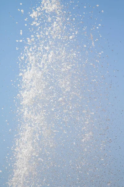 Spray Fontaine Eau Contre Ciel Bleu Les Éclaboussures Eau Sont — Photo