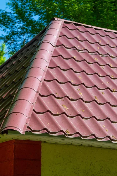 Röda Tegeltak Mot Den Blå Himlen — Stockfoto