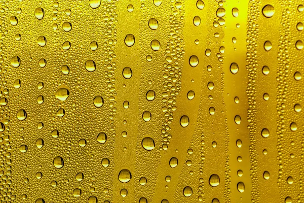 Gotas Água Vidro Cerveja Fundo Amarelo Fundo Enevoado — Fotografia de Stock