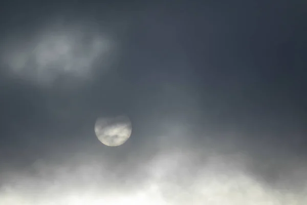 Zon Bedekt Met Donkere Wolken Zon Wolken Intreepupil — Stockfoto