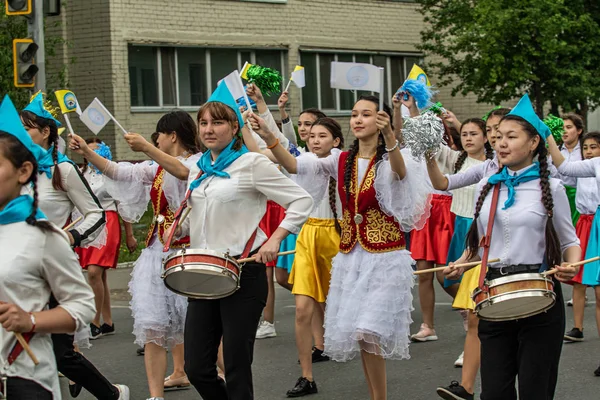 Petropavlovsk Kazakstan Juni 2019 Internationella Barn Dagen Parad Skolbarn Studenter — Stockfoto