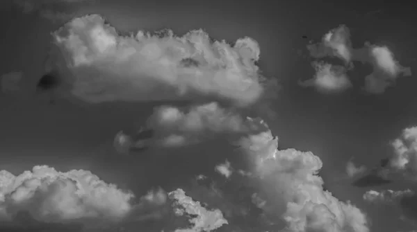 モノクロ 暗い空に白い雲 — ストック写真