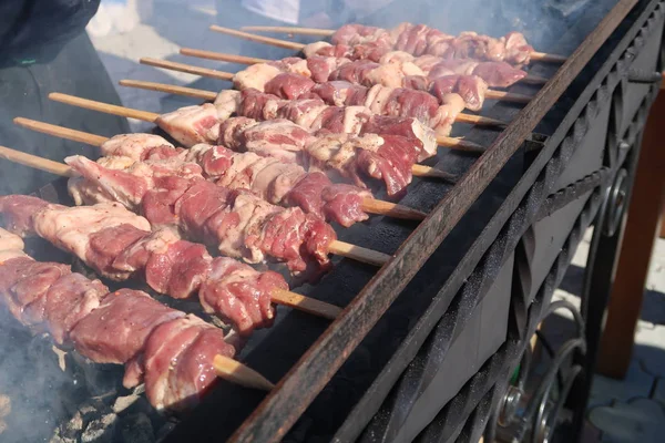 Espetos Carne Espetos São Cozidos Carvão Vegetal — Fotografia de Stock